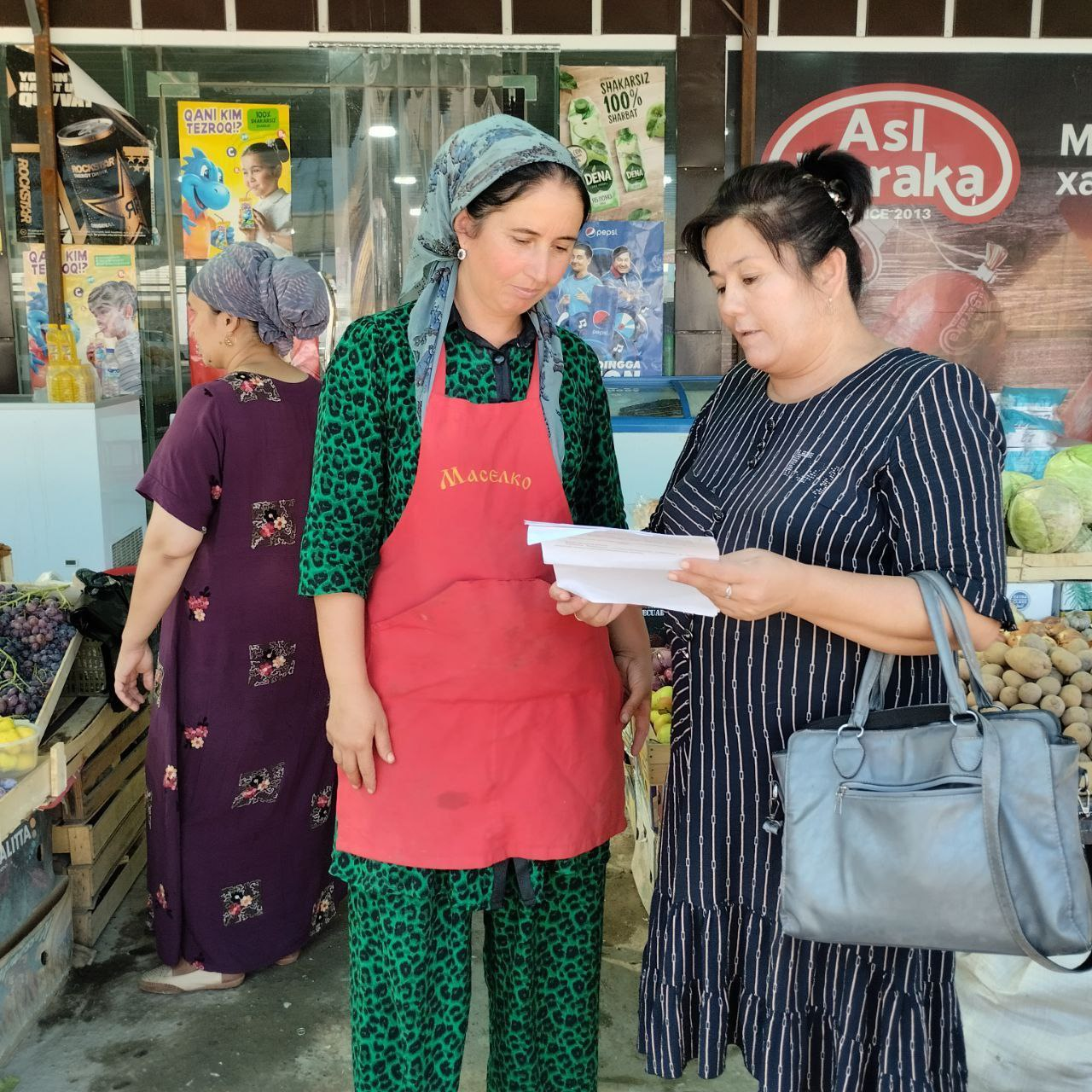 Yangiariq tuman sanitariya epidemiologik osoyishtalik va jamoat salomatligi bolimi xodimlari tomonidan Yangiariq tuman dexqon bozorida tushuntirish ishlari olib bordilar.