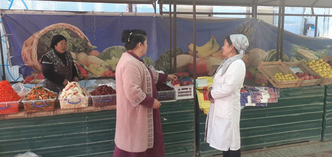 Yangiariq tuman sanitariya epidemiologik osoyishtalik va jamoat salomatligi bo'limi hodimlari tomonidan tuman kundalik bozorida va savdo nuqtalarida oziq-ovqat mahsulotlarini saqlanishi o'rgandilar