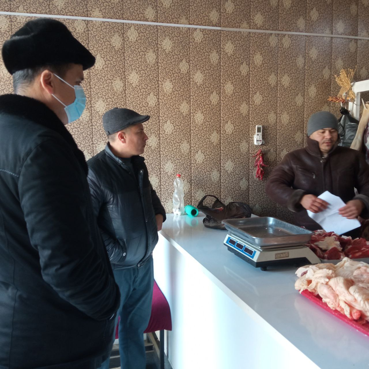 Савдо ярмаркасида озиқ-овқат махсулотлари сотувчиларига санитария тарғибот ишлари давом қилдирилди.