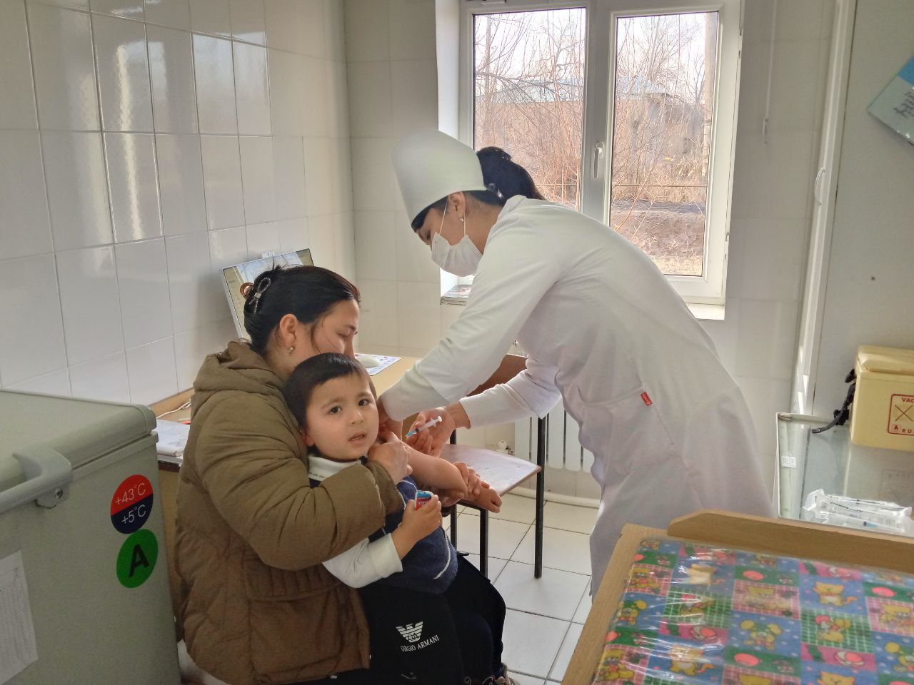 Yangiariq tumanida davlat maktabgacha ta`lim tashkilotida emlash tadbiralri o`tkazilmoqda. Bunda tashkilotda tarbiyalanayotgan 3-6 yoshli bolalar tibbiy ko`rikdan o`tkazilib, keyin mavsumiy  gripp kasalligiga  qarshi emlanishmoqda