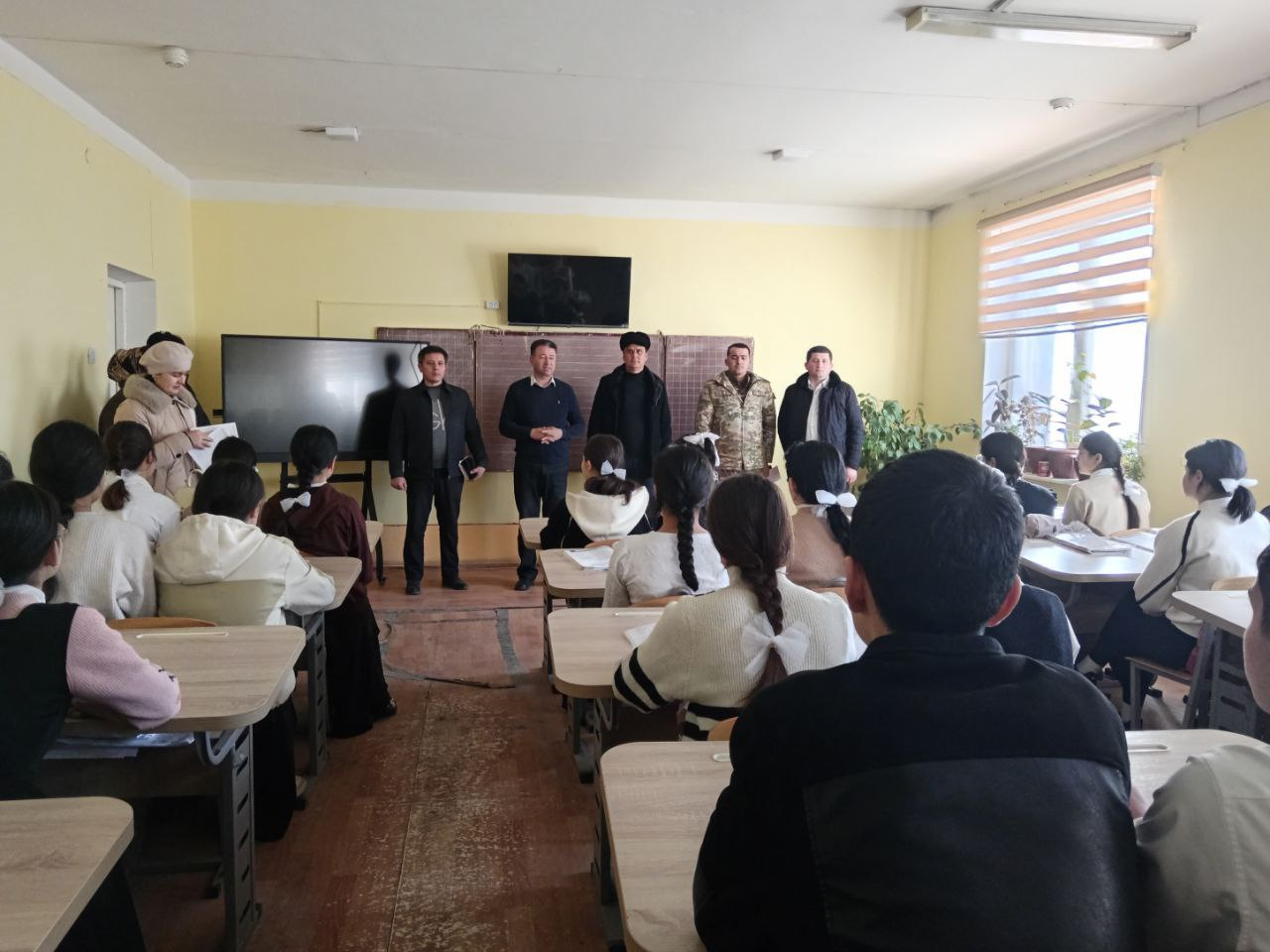 Fuqarolar va  о`quvchilar bilan uchrashuv.