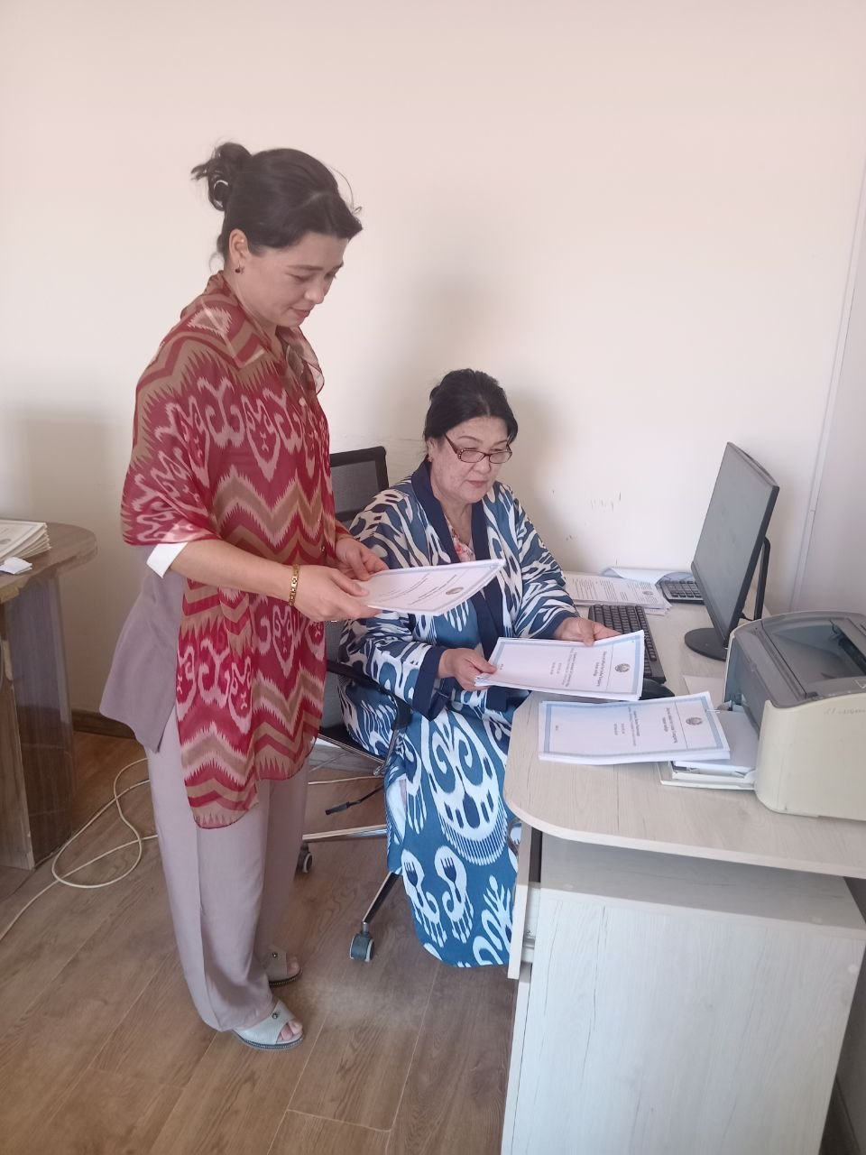 Sanepid  qo`mita Yangiariq tuman bo`iimi xotin-qizlari  Milliy liboslarda.